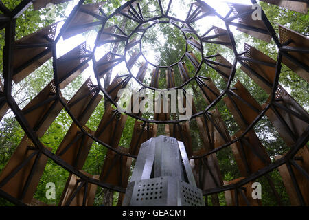 (160724) -- NIKOLA-LENIVETS, 24 juillet 2016 (Xinhua) -- le travail de l'Art 'Shadow Pavilion" s'affiche pendant un festival d'architecture de paysage appelé 'Archstoyanie' dans Nikola-Lenivets, la Russie, le 23 juillet 2016. L'événement annuel tenu à Nikola-Lenivets en dehors de Moscou présente de toutes nouvelles idées qui pourraient redéfinir la vue des visiteurs de l'architecture. (Xinhua/Pavel Bednyakov)(zcc) Banque D'Images