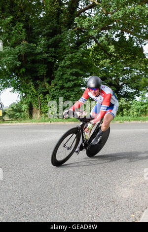 Oxton, Dorset, UK. 24 juillet, 2016. Les concurrents de toutes les normes la concurrence dans l'éprouvante course triathlon,nager,2.4m 112m,vélo et 26.2m de course. Départ et arrivée à l'Holme pierrepont,national centre de sports nautiques. Crédit : Ian Francis/Alamy Live News Banque D'Images