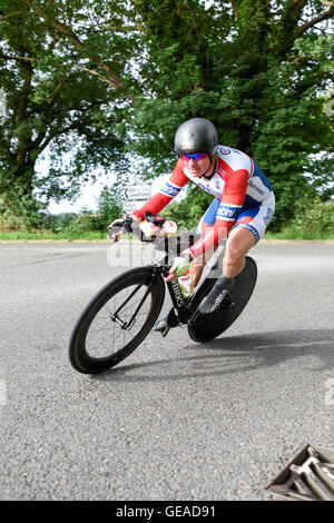 Oxton, Dorset, UK. 24 juillet 2016. Les concurrents de toutes les normes la concurrence dans l'éprouvante course de triathlon, 2.4m,112m de natation, vélo et 26.2m de course. Départ et arrivée à l'Holme Pierrepont, national centre de sports nautiques. Crédit : Ian Francis/Alamy Live News Banque D'Images