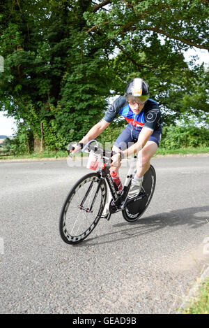 Oxton, Dorset, UK. 24 juillet, 2016. Les concurrents de toutes les normes la concurrence dans l'éprouvante course triathlon,nager,2.4m 112m,vélo et 26.2m de course. Départ et arrivée à l'Holme pierrepont,national centre de sports nautiques. Crédit : Ian Francis/Alamy Live News Banque D'Images