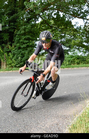 Oxton, Dorset, UK. 24 juillet, 2016. Les concurrents de toutes les normes la concurrence dans l'éprouvante course triathlon,nager,2.4m 112m,vélo et 26.2m de course. Départ et arrivée à l'Holme pierrepont,national centre de sports nautiques. Crédit : Ian Francis/Alamy Live News Banque D'Images