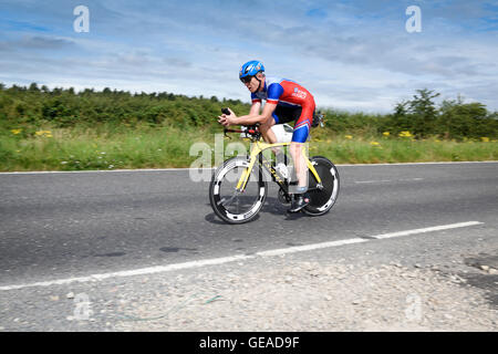 Oxton, Dorset, UK. 24 juillet, 2016. Les concurrents de toutes les normes la concurrence dans l'éprouvante course triathlon,nager,2.4m 112m,vélo et 26.2m de course. Départ et arrivée à l'Holme pierrepont,national centre de sports nautiques. Crédit : Ian Francis/Alamy Live News Banque D'Images