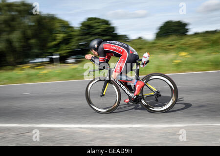 Oxton, Dorset, UK. 24 juillet, 2016. Les concurrents de toutes les normes la concurrence dans l'éprouvante course triathlon,nager,2.4m 112m,vélo et 26.2m de course. Départ et arrivée à l'Holme pierrepont,national centre de sports nautiques. Crédit : Ian Francis/Alamy Live News Banque D'Images