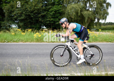 Oxton, Dorset, UK. 24 juillet, 2016. Les concurrents de toutes les normes la concurrence dans l'éprouvante course triathlon,nager,2.4m 112m,vélo et 26.2m de course. Départ et arrivée à l'Holme pierrepont,national centre de sports nautiques. Crédit : Ian Francis/Alamy Live News Banque D'Images