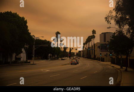 (160724) -- LOS ANGELES, 24 juillet 2016 (Xinhua) -- La ville est entièrement enveloppé par la fumée provoquée par le feu à Los Angeles, États-Unis, le 23 juillet 2016. La température élevée continue à Los Angeles a provoqué des incendies fréquents depuis le début de l'été. (Xinhua/Jiang Jiajun) (SXK) Banque D'Images