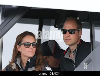 Le port de Portsmouth, Portsmouth, Royaume-Uni. 24 juillet, 2016. Americas Cup Louis Vuitton World Series Yacht Racing. Le duc et la duchesse de Cambridge, regarder la Race 4 : Action Crédit Plus Sport/Alamy Live News Banque D'Images