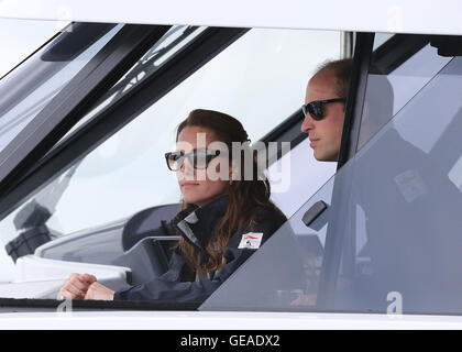 Le port de Portsmouth, Portsmouth, Royaume-Uni. 24 juillet, 2016. Americas Cup Louis Vuitton World Series Yacht Racing. Le duc et la duchesse de Cambridge, regarder la Race 4 : Action Crédit Plus Sport/Alamy Live News Banque D'Images