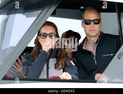 Le port de Portsmouth, Portsmouth, Royaume-Uni. 24 juillet, 2016. Americas Cup Louis Vuitton World Series Yacht Racing. Le duc et la duchesse de Cambridge, regarder la Race 4 : Action Crédit Plus Sport/Alamy Live News Banque D'Images