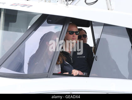 Le port de Portsmouth, Portsmouth, Royaume-Uni. 24 juillet, 2016. Americas Cup Louis Vuitton World Series Yacht Racing. Le duc et la duchesse de Cambridge, regarder la Race 4 : Action Crédit Plus Sport/Alamy Live News Banque D'Images