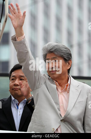 Juillet 22, 2016, Tokyo, Japon - Shuntaro Torigoe, un candidat à l'élection au poste de gouverneur de Tokyo réagit à l'auditoire qu'il prononce un discours de campagne électorale à Tokyo le vendredi, Juillet 22, 2016. Élection au poste de gouverneur de Tokyo aura lieu le 31 juillet. (Photo par Yoshio Tsunoda/AFLO) LWX -CDA -- Banque D'Images