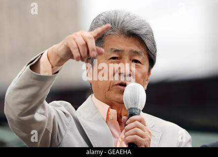 Juillet 22, 2016, Tokyo, Japon - Shuntaro Torigoe, un candidat à l'élection au poste de gouverneur de Tokyo des gestes aussi il livre un discours de campagne électorale à Tokyo le vendredi, Juillet 22, 2016. Élection au poste de gouverneur de Tokyo aura lieu le 31 juillet. (Photo par Yoshio Tsunoda/AFLO) LWX -CDA -- Banque D'Images