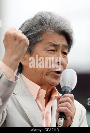 Juillet 22, 2016, Tokyo, Japon - Shuntaro Torigoe, un candidat à l'élection au poste de gouverneur de Tokyo décroche son poing qu'il livre un discours de campagne électorale à Tokyo le vendredi, Juillet 22, 2016. Élection au poste de gouverneur de Tokyo aura lieu le 31 juillet. (Photo par Yoshio Tsunoda/AFLO) LWX -CDA -- Banque D'Images