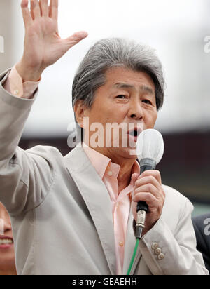 Juillet 22, 2016, Tokyo, Japon - Shuntaro Torigoe (C), un candidat à l'élection au poste de gouverneur de Tokyo des gestes aussi il livre un discours de campagne électorale à Tokyo le vendredi, Juillet 22, 2016. Élection au poste de gouverneur de Tokyo aura lieu le 31 juillet. (Photo par Yoshio Tsunoda/AFLO) LWX -CDA -- Banque D'Images