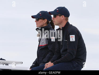 Le port de Portsmouth, Portsmouth, Royaume-Uni. 24 juillet, 2016. Americas Cup Louis Vuitton World Series Yacht Racing. Le duc et la duchesse de Cambridge, regarder la Course 5 : Action Crédit Plus Sport/Alamy Live News Banque D'Images