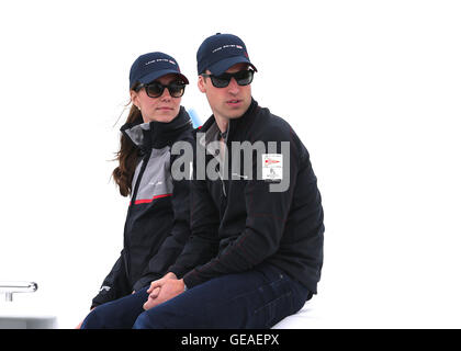 Le port de Portsmouth, Portsmouth, Royaume-Uni. 24 juillet, 2016. Americas Cup Louis Vuitton World Series Yacht Racing. Le duc et la duchesse de Cambridge, regarder la Course 5 : Action Crédit Plus Sport/Alamy Live News Banque D'Images