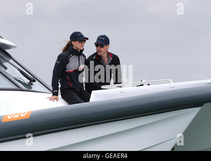 Le port de Portsmouth, Portsmouth, Royaume-Uni. 24 juillet, 2016. Americas Cup Louis Vuitton World Series Yacht Racing. Le duc et la duchesse de Cambridge, William et Katte regarder la course 5 de la Land Rover Guest Boat Crédit : Action Plus Sport/Alamy Live News Banque D'Images