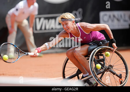 Namur, Belgique. 24 Jul, 2016. Sabine Ellerbrock va pour la balle pendant la finale femmes de la Belgian Open entre Aniek Van Koot (NED, en noir) et Sabine Ellerbrock (GER) qui a eu lieu à Namur, Belgique. Crédit : Frédéric de Laminne/Alamy Live News Banque D'Images