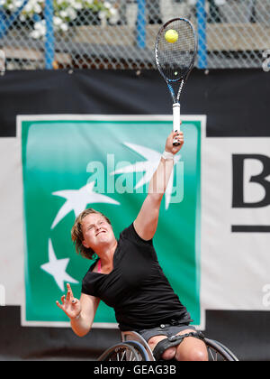 Namur, Belgique. 24 Jul, 2016. Aniek Van Koot sert pendant la finale femmes de la Belgian Open entre Aniek Van Koot (NED, en noir) et Sabine Ellerbrock (GER) qui a eu lieu à Namur, Belgique. Crédit : Frédéric de Laminne/Alamy Live News Banque D'Images