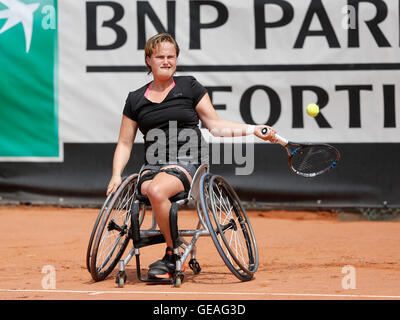 Namur, Belgique. 24 Jul, 2016. Aniek Van Koot renvoie la balle au cours de la finale femmes de la Belgian Open entre Aniek Van Koot (NED, en noir) et Sabine Ellerbrock (GER) qui a eu lieu à Namur, Belgique. Crédit : Frédéric de Laminne/Alamy Live News Banque D'Images