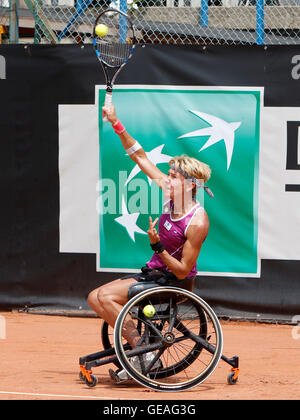 Namur, Belgique. 24 Jul, 2016. Sabine Ellerbrock sert pendant la finale femmes de la Belgian Open entre Aniek Van Koot (NED, en noir) et Sabine Ellerbrock (GER) qui a eu lieu à Namur, Belgique. Crédit : Frédéric de Laminne/Alamy Live News Banque D'Images