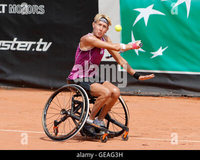 Namur, Belgique. 24 Jul, 2016. Sabine Ellerbrock renvoie la balle au cours de la finale femmes de la Belgian Open entre Aniek Van Koot (NED, en noir) et Sabine Ellerbrock (GER) qui a eu lieu à Namur, Belgique. Crédit : Frédéric de Laminne/Alamy Live News Banque D'Images