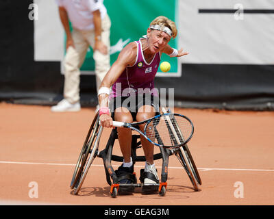 Namur, Belgique. 24 Jul, 2016. Sabine Ellerbrock renvoie la balle au cours de la finale femmes de la Belgian Open entre Aniek Van Koot (NED, en noir) et Sabine Ellerbrock (GER) qui a eu lieu à Namur, Belgique. Crédit : Frédéric de Laminne/Alamy Live News Banque D'Images