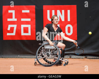 Namur, Belgique. 24 Jul, 2016. Aniek Van Koot renvoie la balle au cours de la finale femmes de la Belgian Open entre Aniek Van Koot (NED, en noir) et Sabine Ellerbrock (GER) qui a eu lieu à Namur, Belgique. Crédit : Frédéric de Laminne/Alamy Live News Banque D'Images