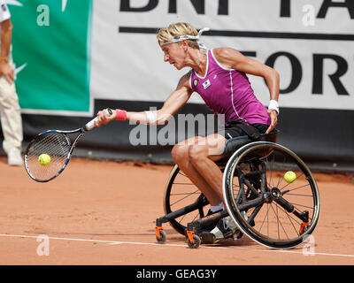 Namur, Belgique. 24 Jul, 2016. Sabine Ellerbrock renvoie la balle au cours de la finale femmes de la Belgian Open entre Aniek Van Koot (NED, en noir) et Sabine Ellerbrock (GER) qui a eu lieu à Namur, Belgique. Crédit : Frédéric de Laminne/Alamy Live News Banque D'Images