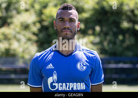 Bundesliga allemande de football Eric Maxim Choupo-Moting équipe de FC Schalke 04 pose pour une photo de l'équipe en préparation pour la saison 2016/17 dans la Veltins Arena, Gelsenkirchen, Allemagne, 20 juillet 2016. Photo : Marcel Kusch/dpa Banque D'Images