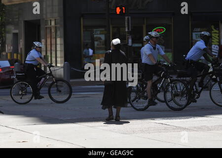 Philadelphie, Pennsylvanie, USA. 24 juillet, 2016. L'extérieur de l'Hôtel de Ville, Philadelphie, Pennsylvanie .les gens se rassemblent le 24 juillet 2016 pour se préparer à des rassemblements et des marches d'une journée à l'avance de la Convention Nationale Démocratique. © Bastiaan Slabbers/ZUMA/Alamy Fil Live News Banque D'Images