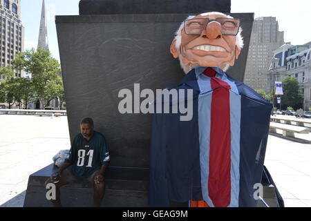 Philadelphie, Pennsylvanie, USA. 24 juillet, 2016. L'extérieur de l'Hôtel de Ville, Philadelphie, Pennsylvanie .les gens se rassemblent le 24 juillet 2016 pour se préparer à des rassemblements et des marches d'une journée à l'avance de la Convention Nationale Démocratique. © Bastiaan Slabbers/ZUMA/Alamy Fil Live News Banque D'Images