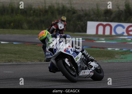 Christian Iddon équitation dans les tours de qualification de l'assurance-MCE Superbike Championship à Thruxton 23 juillet 2016. Banque D'Images