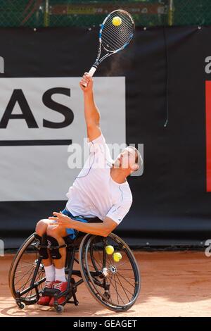 Namur, Belgique. 24 Jul, 2016.Joachim Gerard sert pendant la mens finale du Belgian Open entre Joachim Gerard (BEL, en blanc) et Gustavo Fernandez (ARG, en bleu) qui a eu lieu à Namur, Belgique. Crédit : Frédéric de Laminne/Alamy Live News Banque D'Images