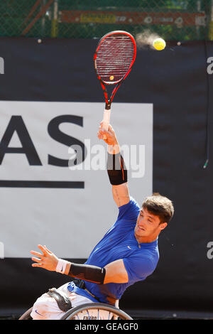 Namur, Belgique. 24 Jul, 2016. Gustavo Fernandez sert pendant la mens finale du Belgian Open entre Joachim Gerard (BEL, en blanc) et Gustavo Fernandez (ARG, en bleu) qui a eu lieu à Namur, Belgique. Crédit : Frédéric de Laminne/Alamy Live News Banque D'Images