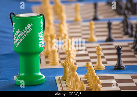 Bournemouth, Dorset, UK. 24 juillet 2016. Exposition d'Échecs simultané du Meri de Bournemouth avec Meri Grigoryan, une femme maître FIDE qui est un membre du Club d'échecs à l'ouest de Londres et un entraîneur accrédité ECF. Meri joue jusqu'à 15 joueurs à la fois, la collecte de fonds pour le crédit d'appui à Macmillan Cancer : Carolyn Jenkins/Alamy Live News Banque D'Images