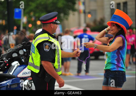 London, Ontario, Canada. 24 juillet, 2016. Omtario des agents de police au 22ème Pride Parade à London (Ontario). Des milliers de personnes étaient alignés le long des rues du centre-ville pour voir la procession de plus de 100 chars qui forme le point culminant de 10 jours de célébrations de la fierté de l'autre côté de la ville, y compris l'art, du cinéma et de la musique. Credit : Jonny White/Alamy Live News Banque D'Images