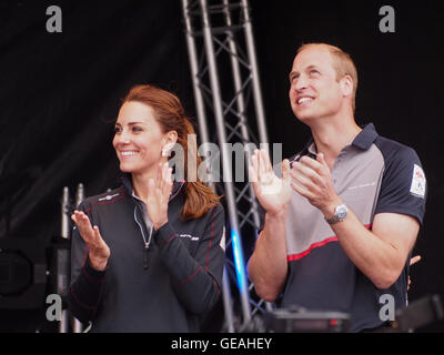 Portsmouth, Royaume-Uni, le 24 juillet 2016. Le duc et la duchesse de Cambridge applaudir les équipes qui se préparent à présenter des prix aux équipes gagnantes de l'Americas Cup World Series à Portsmouth. Crédit : Simon Evans/Alamy Live News Banque D'Images