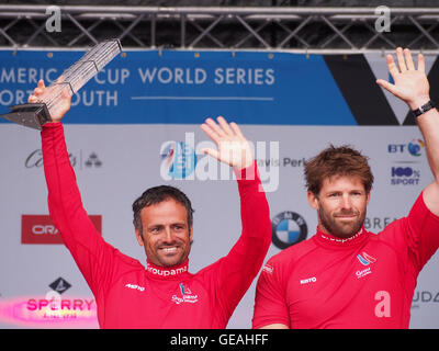 Portsmouth, Royaume-Uni, le 24 juillet 2016. Franck Cammas, skipper de Groupama le team France et devan le bihan célébrer sur le podium à l'Americas Cup World Series à Portsmouth. Crédit : Simon Evans/Alamy Live News Banque D'Images