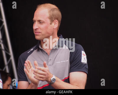 Portsmouth, Royaume-Uni, le 24 juillet 2016. Le duc de Cambridge applaudit les équipes tout en présentant les trophées gagnants à l'Americas Cup World Series à Portsmouth. Crédit : Simon Evans/Alamy Live News Banque D'Images