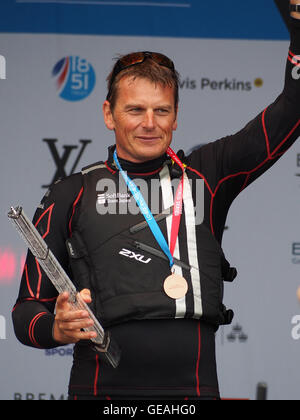 Portsmouth, Royaume-Uni, le 24 juillet 2016. Dean Barker, skipper et chef de l'équipe de softbank japon célèbre sur le podium à l'Americas Cup world series à Portsmouth. crédit : Simon Evans/Alamy live news Banque D'Images