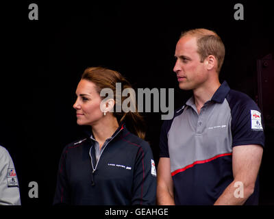 Portsmouth, Royaume-Uni, le 24 juillet 2016. Le duc et la duchesse de Cambridge écouter comme Sir Ben Ainslie parle pour les fans à l'Americas Cup World Series à Portsmouth. Crédit : Simon Evans/Alamy Live News Banque D'Images