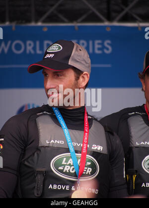 Portsmouth, Royaume-Uni, le 24 juillet 2016. Sir Ben Ainslie est sur le podium après avoir remporté la régate à l'Americas Cup world series à Portsmouth. crédit : Simon Evans/Alamy live news Banque D'Images