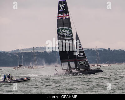 Portsmouth, Royaume-Uni, le 24 juillet 2016. land rover bar ramasser quelques embruns durant la deuxième journée de course à l'Americas Cup world series à Portsmouth. bar a remporté la régate. crédit : Simon Evans/Alamy live news Banque D'Images