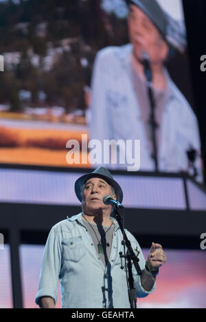 Philadelphie, Pennsylvanie, USA. 24 juillet, 2016. La chanteuse légendaire Paul Simon chante en répétition les préparatifs pour le début de la Convention Nationale Démocratique à la Wells Fargo Center le 24 juillet 2016 à Philadelphie, Pennsylvanie. Credit : Planetpix/Alamy Live News Banque D'Images