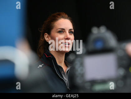 Le port de Portsmouth, Portsmouth, Royaume-Uni. 24 juillet, 2016. Americas Cup Louis Vuitton World Series Yacht Racing. La duchesse de Cambridge au cours de la remise des prix d'Action : Crédit Plus Sport/Alamy Live News Banque D'Images