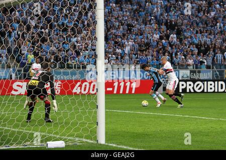 Grand Porto Alegre, Brésil 24 juillet 2016 Lances de la correspondance entre Gremio et Sao Paulo dans l'Arena do Gremio, Porto Alegre. Valable pour le 16e match de la ronde Brasileiro 2016 Chevrolet. Crédit : Foto Arena LTDA/Alamy Live News Banque D'Images