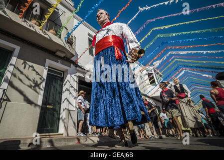 Es Castell, Menorca, Espagne. 24 juillet, 2016. L 'gigantes' (giants) parade dans les rues au début de la 'traditionnels' ant Jaume (Saint James) festival à Es Castell, la ville fiesta Crédit : Matthias Rickenbach/ZUMA/Alamy Fil Live News Banque D'Images