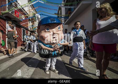 Es Castell, Menorca, Espagne. 24 juillet, 2016. Un "cap-grosso" (carpe) parades dans les rues au début de la 'traditionnels' ant Jaume (Saint James) festival à Es Castell, la ville fiesta Crédit : Matthias Rickenbach/ZUMA/Alamy Fil Live News Banque D'Images