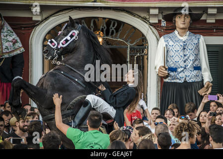 Es Castell, Menorca, Espagne. 24 juillet, 2016. 'Un' caixer (cheval-cavalier) se dresse sur son cheval entouré par une foule enthousiaste lors de la traditionnelle "Jaume ant' (Saint James) festival à Es Castell, la ville fiesta Crédit : Matthias Rickenbach/ZUMA/Alamy Fil Live News Banque D'Images