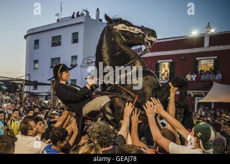 Es Castell, Menorca, Espagne. 24 juillet, 2016. 'Un' caixer (cheval-cavalier) se dresse sur son cheval entouré par une foule enthousiaste lors de la traditionnelle "Jaume ant' (Saint James) festival à Es Castell, la ville fiesta Crédit : Matthias Rickenbach/ZUMA/Alamy Fil Live News Banque D'Images